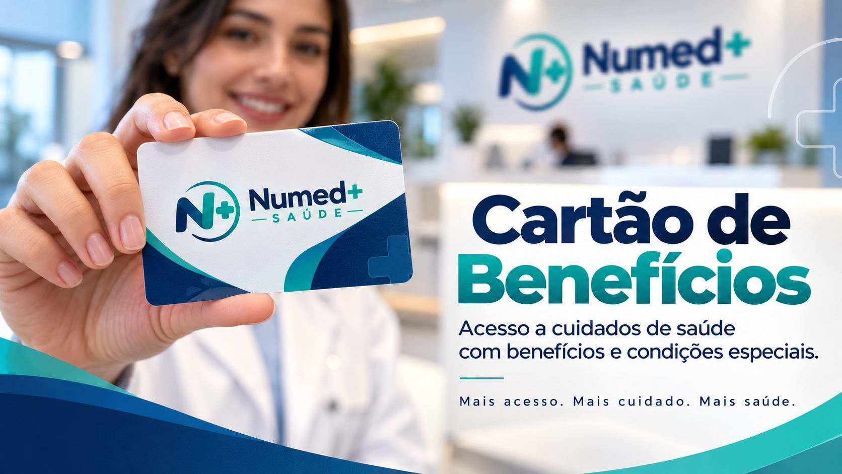 Profissional de saúde segurando o Cartão de Benefícios NUmed+ Saúde em uma recepção moderna.